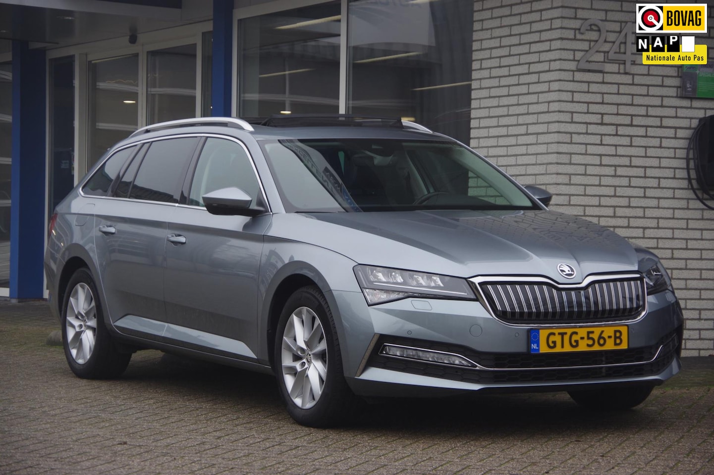 Skoda Superb Combi - 1.4 TSI iV HYBRID Panoramadak Camera Trekhaak Carplay Halfleer - AutoWereld.nl