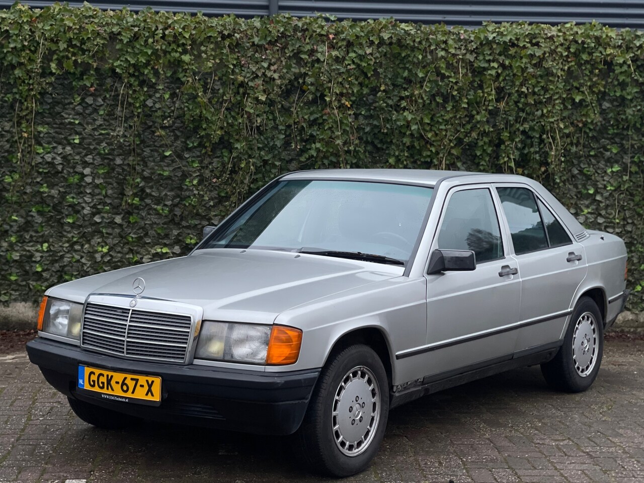 mercedes-benz-190-serie-2-0-e-oldtimer-automaat-leer-89dkm.jpg