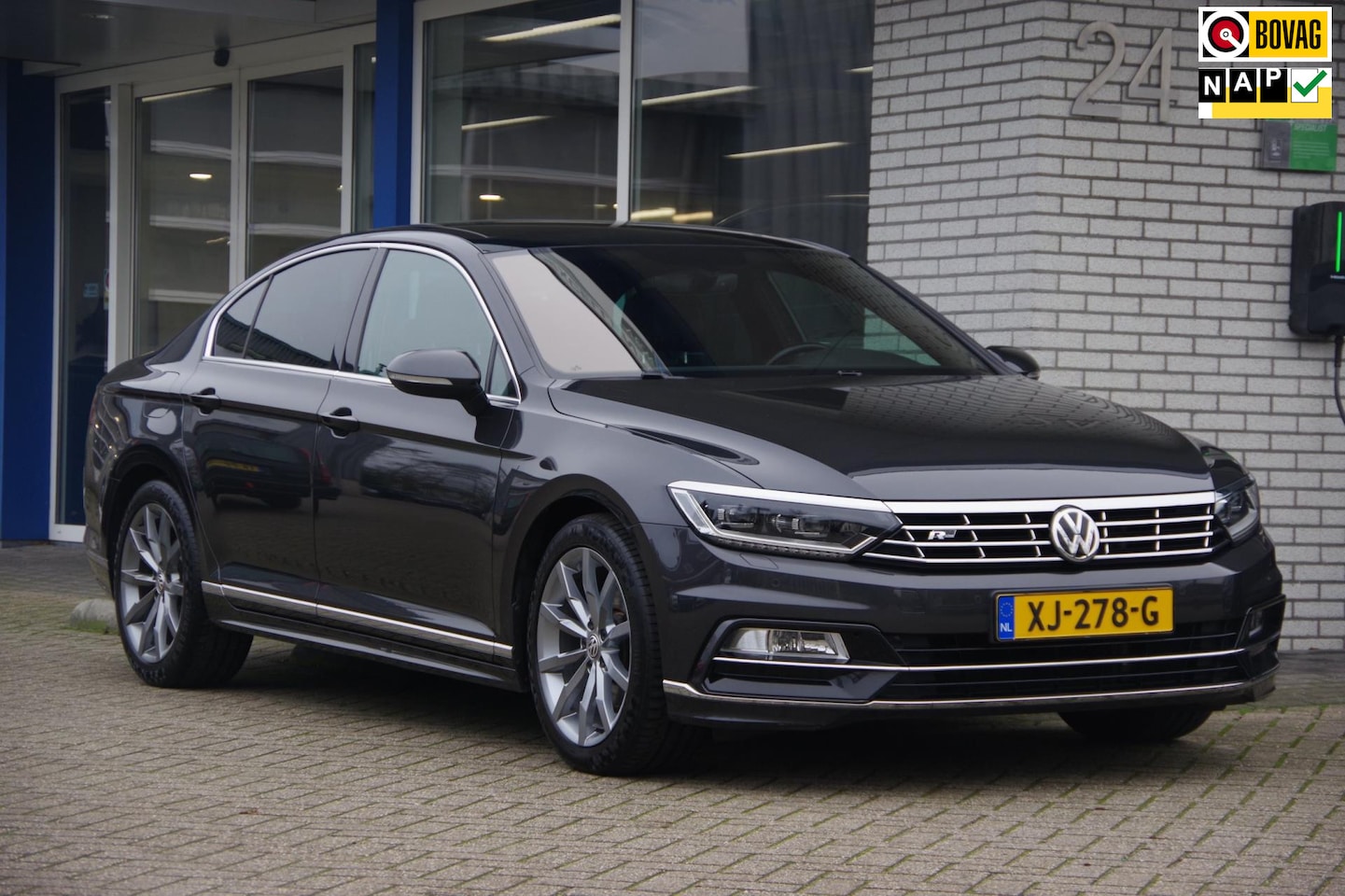 Volkswagen Passat - 1.4 TSI R-Line Panoramadak Camera Trekhaak LED Leer - AutoWereld.nl