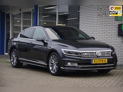 Volkswagen Passat - 1.4 TSI R-Line Panoramadak Camera Trekhaak LED Leer