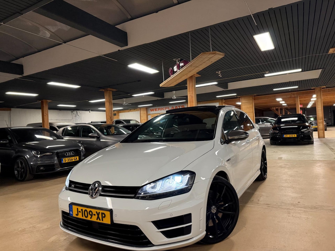 Volkswagen Golf - 2.0 TSI R 4Motion Pano Airco ACC - AutoWereld.nl