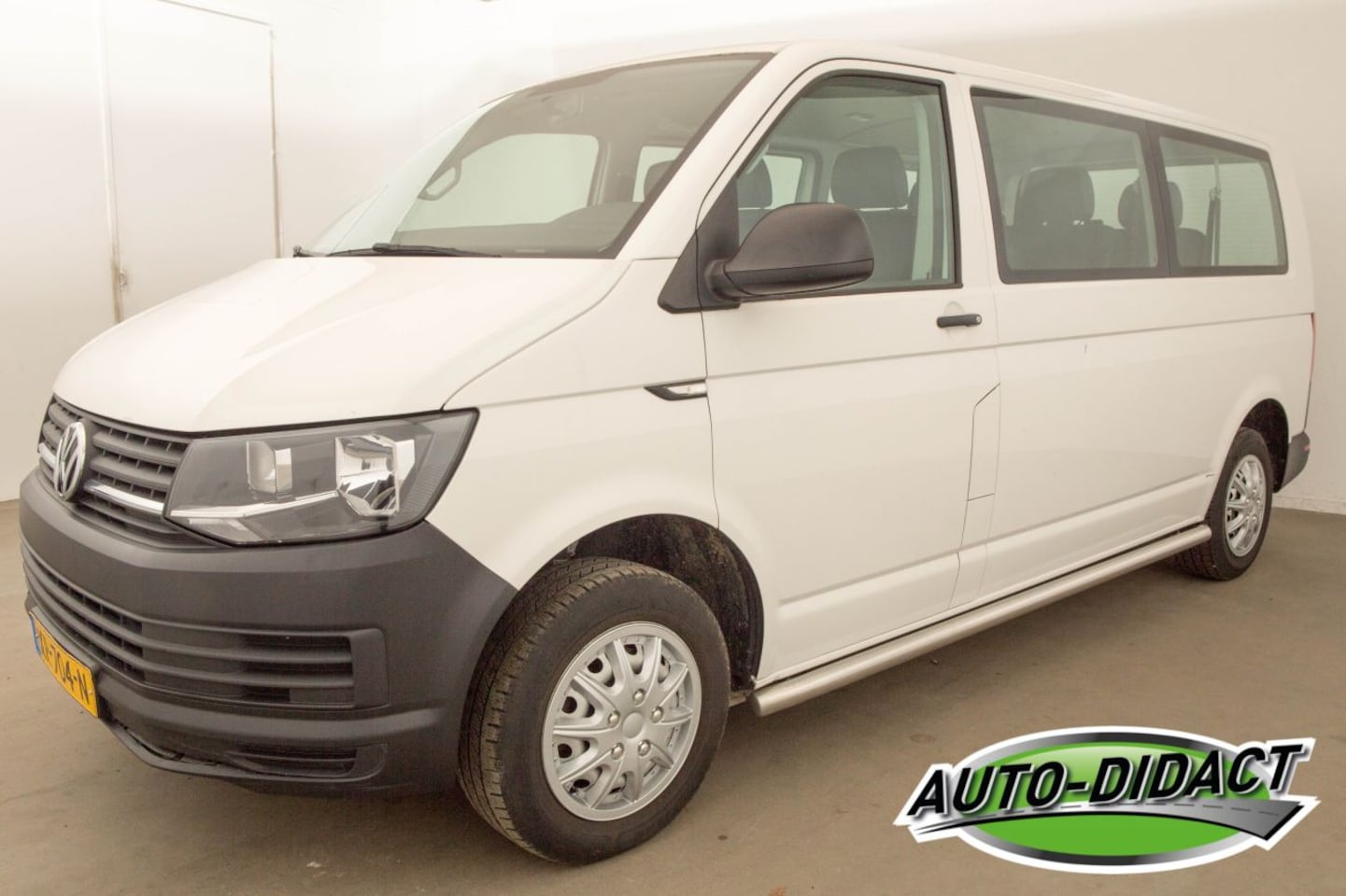 Volkswagen Transporter Kombi - 2.0 TDI 61.093 km L2H1 Trendline - AutoWereld.nl