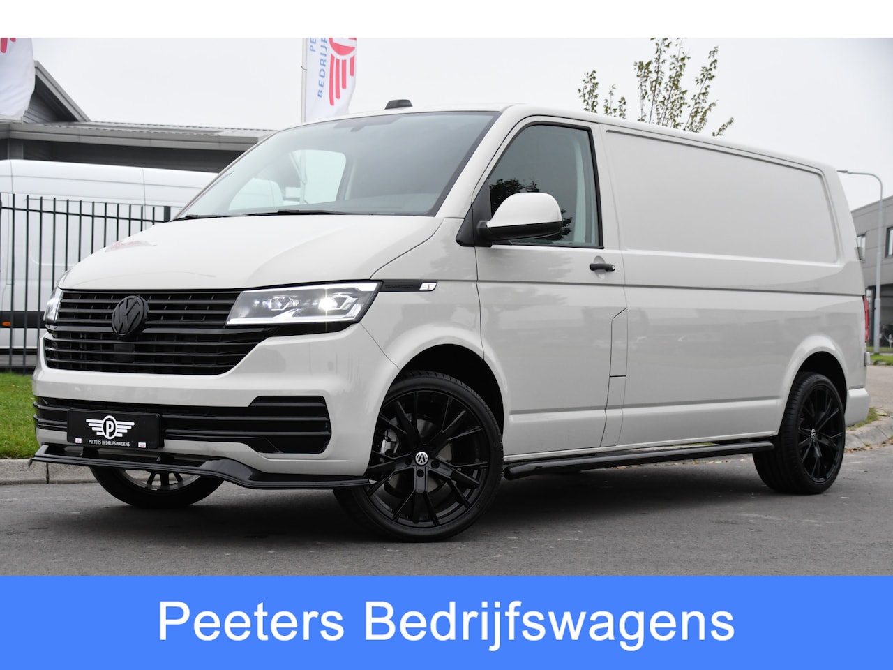 Volkswagen Transporter - 2.0 TDI L2H1 30 Bulli Edition Camera, Cruise, Carplay, LED, Automaat, Sensoren, Multimedia - AutoWereld.nl