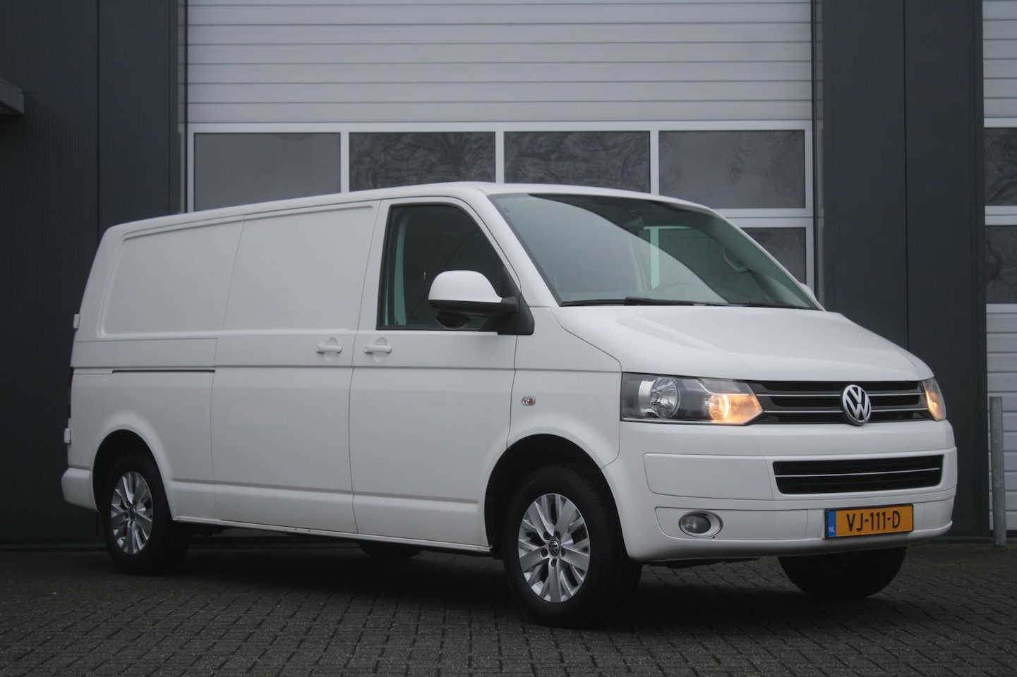 Volkswagen Transporter - 2.0 TDI L2H1 DC Budgetline Laadlift/Airco/Cruise/Navi/Bluetooth/PDC/16"LM/Zijdeur/DAB/AUX/ - AutoWereld.nl