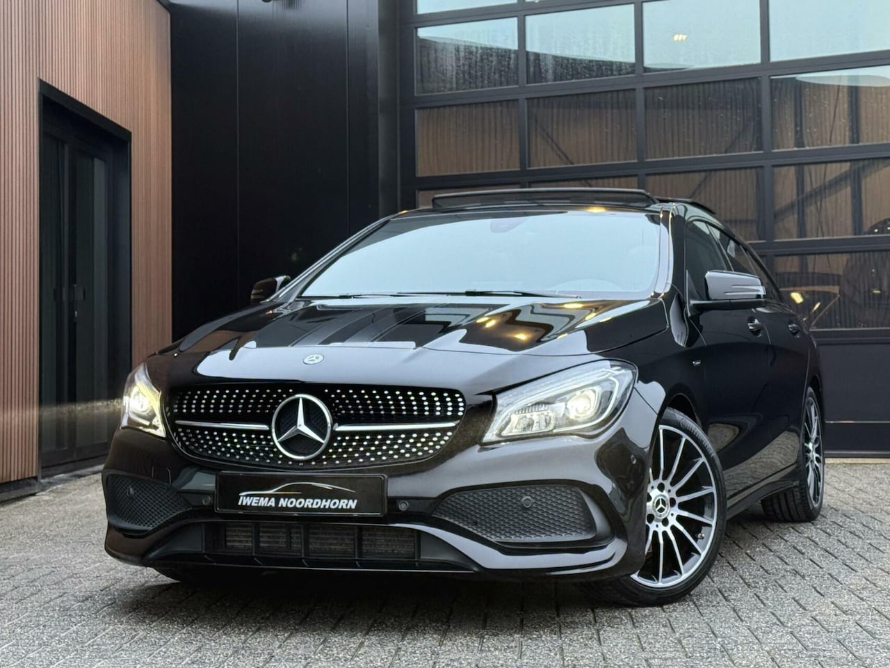 Mercedes-Benz CLA-klasse Shooting Brake - 180 AMG White Art Edition Panoramadak|Camera|Stoelverwarming|Keyless-Go - AutoWereld.nl