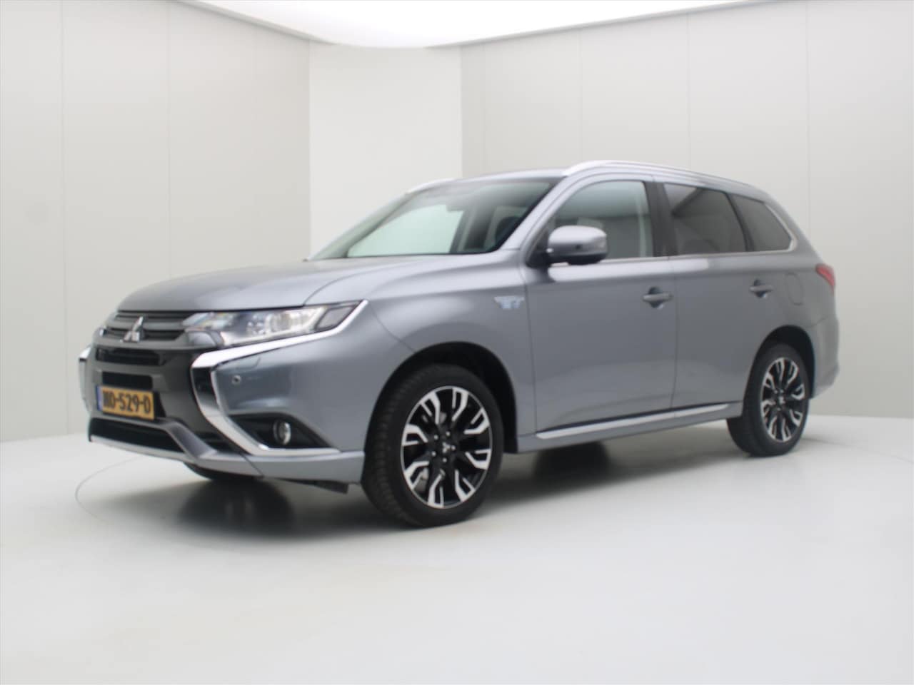 Mitsubishi Outlander - 2.0 PHEV 203pk 4WD CVT Executive Edition [ TREKHAAK+CAMER+CLIMAAT+CRUISE+PDC+NAVIGATIE ] - AutoWereld.nl