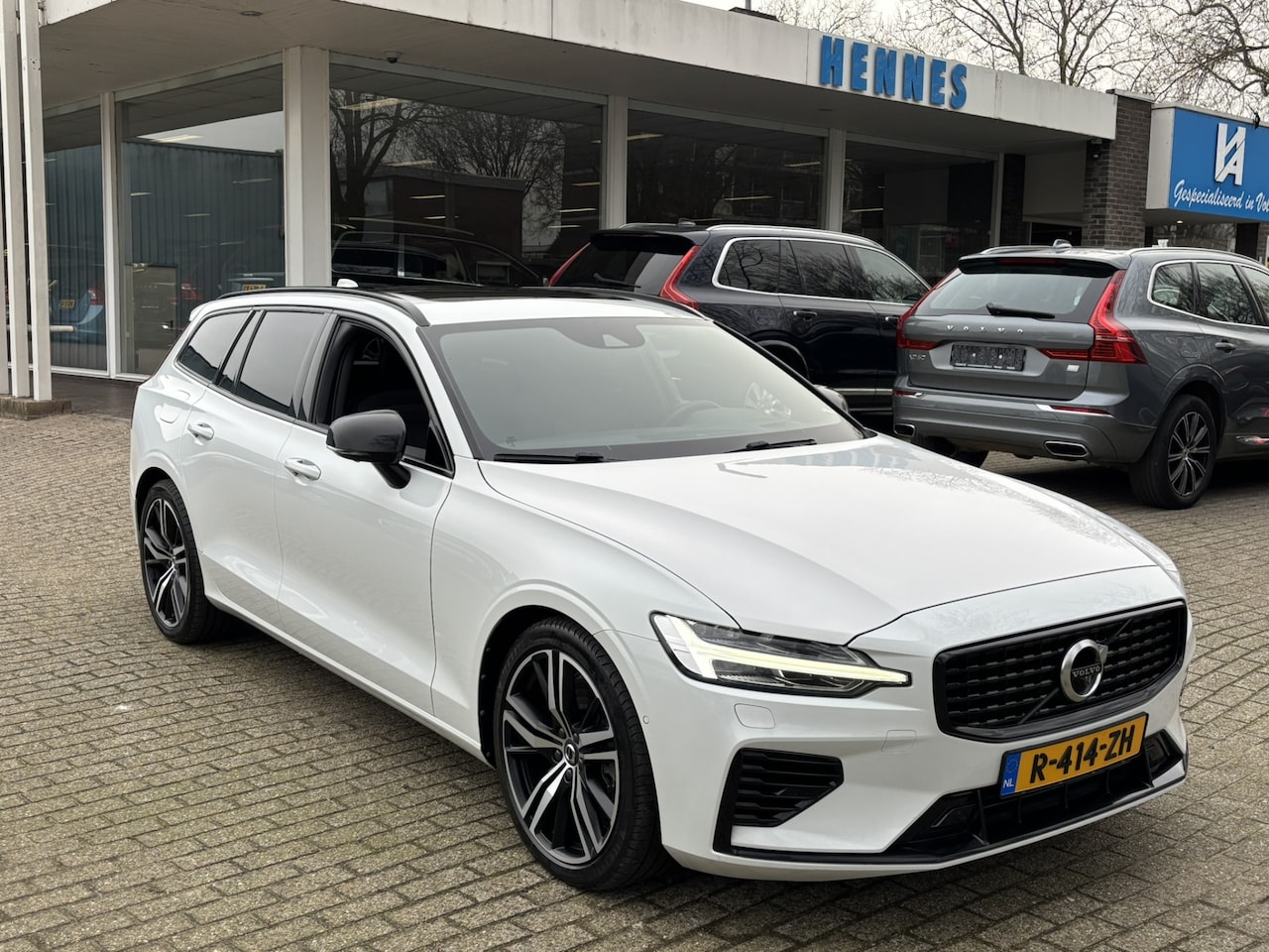 Volvo V60 - T8 AWD R-Design Head-Up Pano Keyless 360 Harman Kardon - AutoWereld.nl