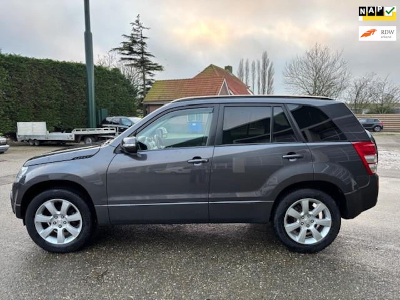 Suzuki Grand Vitara - 2.4 High Executive Aut/ AWD/Schuifdak/Leer/Trekhaak/Navi/PDC - AutoWereld.nl