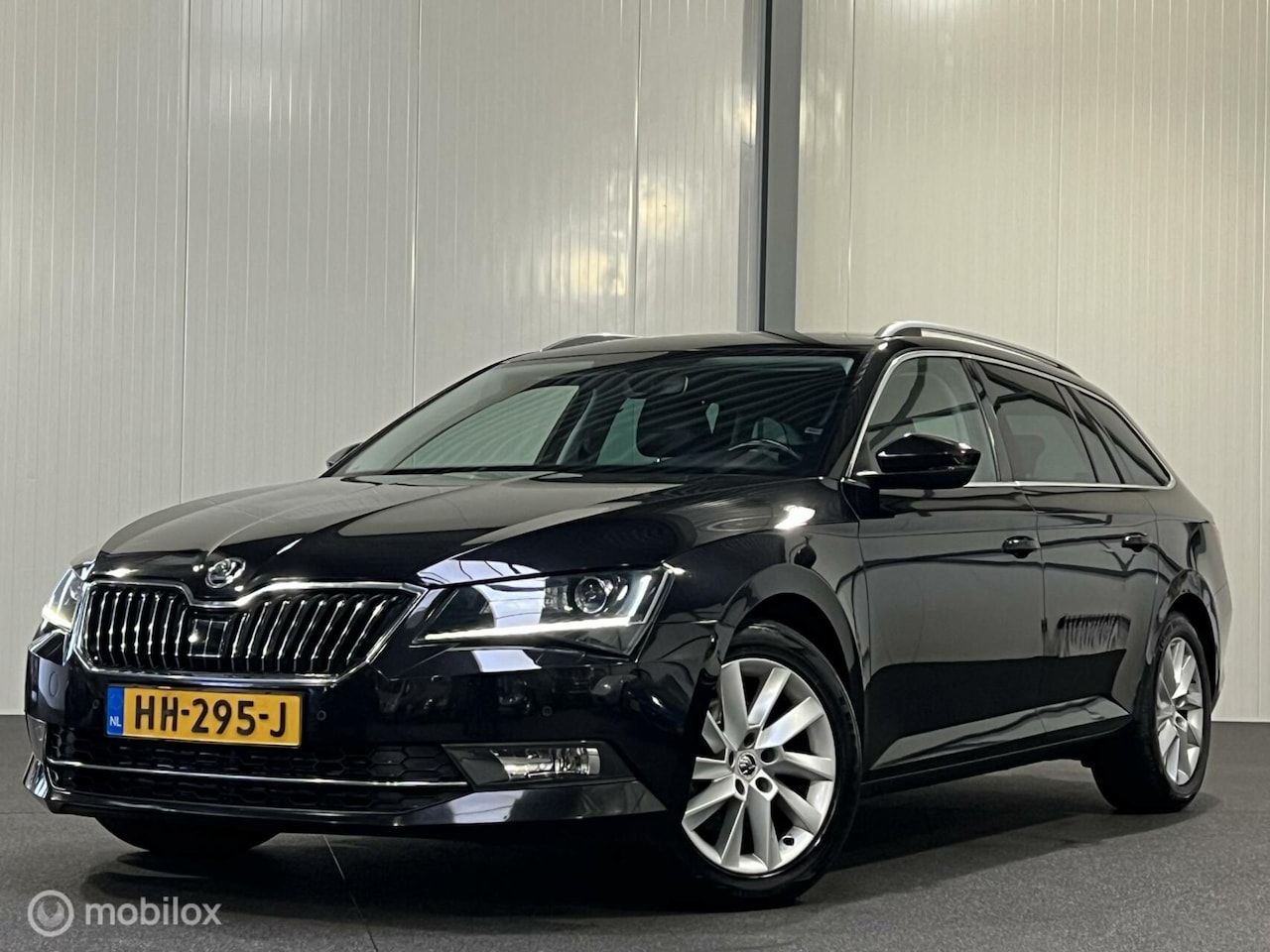 Skoda Superb Combi - 1.6 TDI AUT. Amb. Bus. [ NAP xenon trekhaak ] - AutoWereld.nl