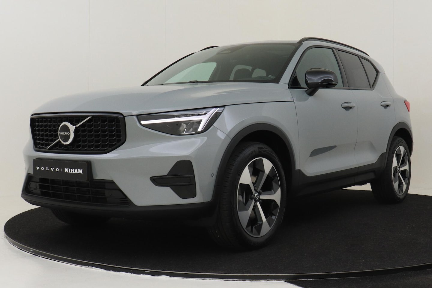 Volvo XC40 - B4 (M-HYBRID) PLUS DARK |Panoramadak|Visual Park Assist - AutoWereld.nl