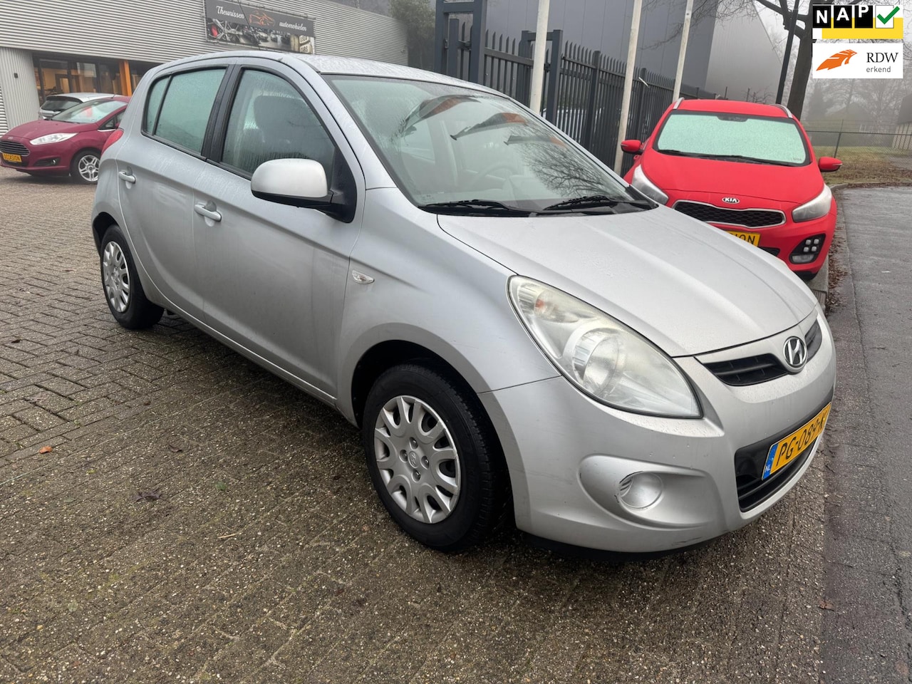 Hyundai i20 - 1.2i i-Drive airco, elec pakket, stuurbekrachtiging, dealer onderhouden auto, rijd perfect - AutoWereld.nl