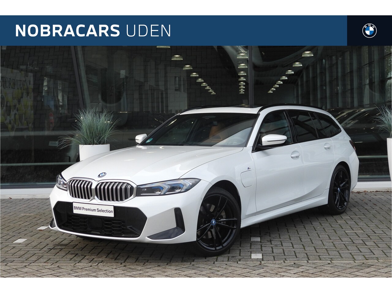 BMW 3-serie Touring - 330e xDrive High Executive M Sport Automaat / Panoramadak / Trekhaak / M Sportstoelen / St - AutoWereld.nl