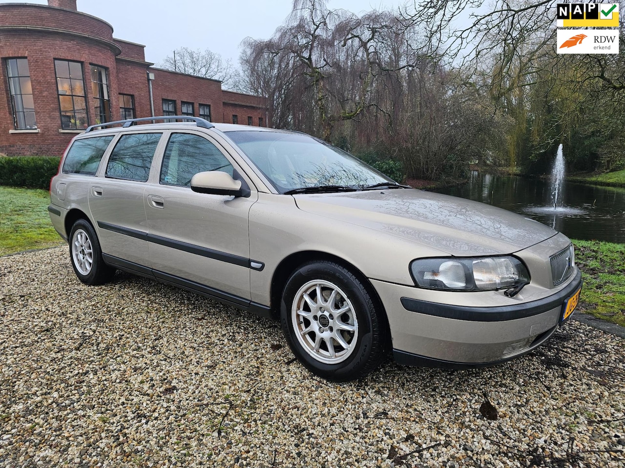 Volvo V70 - 2.4 Comfort Line *apk:01-2026* - AutoWereld.nl