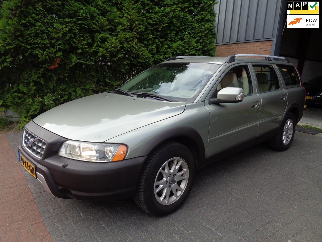 Volvo XC70 - 2.4 D5 Momentum 2.4 D5 Momentum,Navi,Leder,PDC,Cruise control - AutoWereld.nl