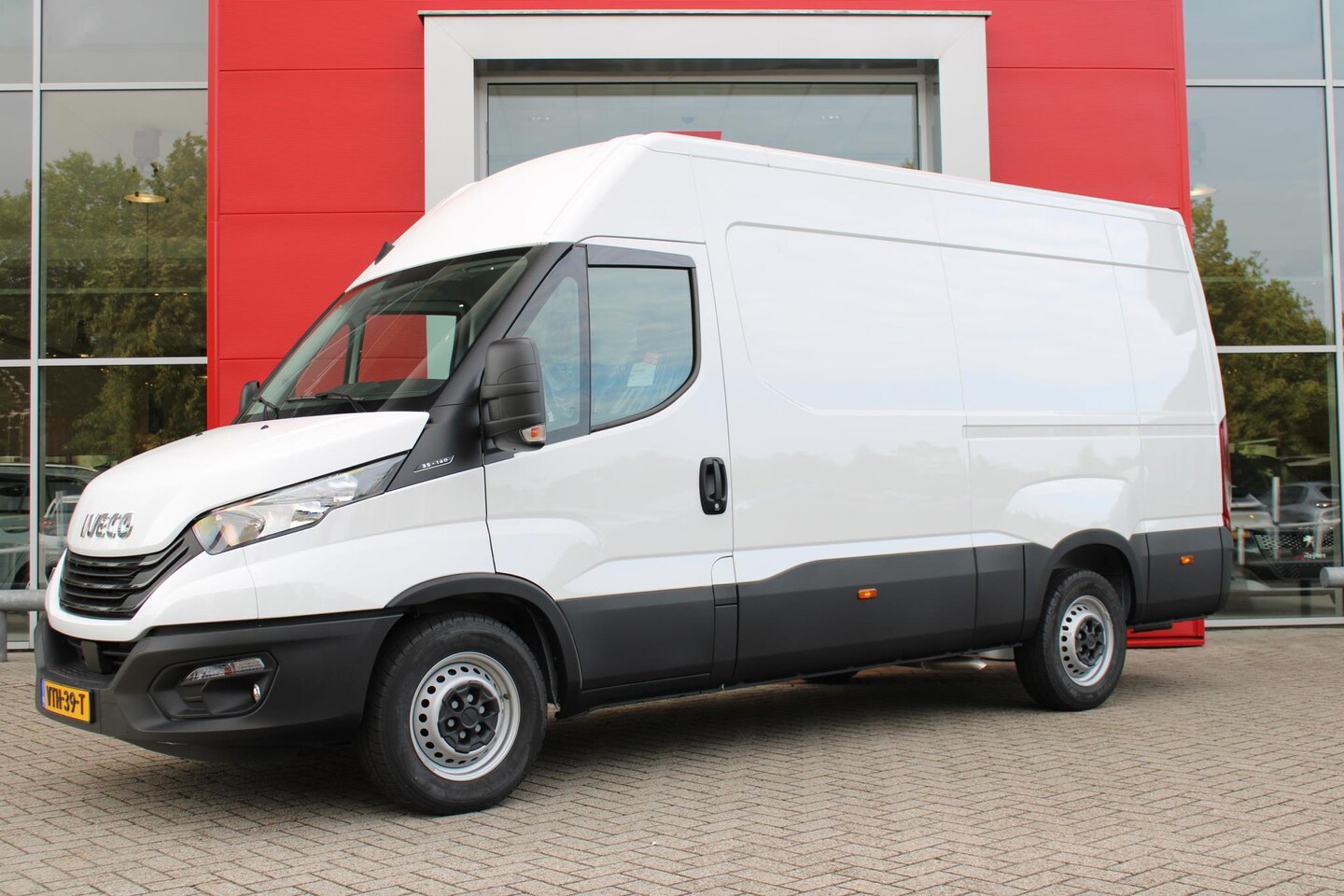 Iveco Daily - 35S14V 2.3 138PK 352L L3H2 | ACHTERUITRIJ CAMERA | CRUISE CONTROL | AIRCO | TREKHAAK | NAV - AutoWereld.nl