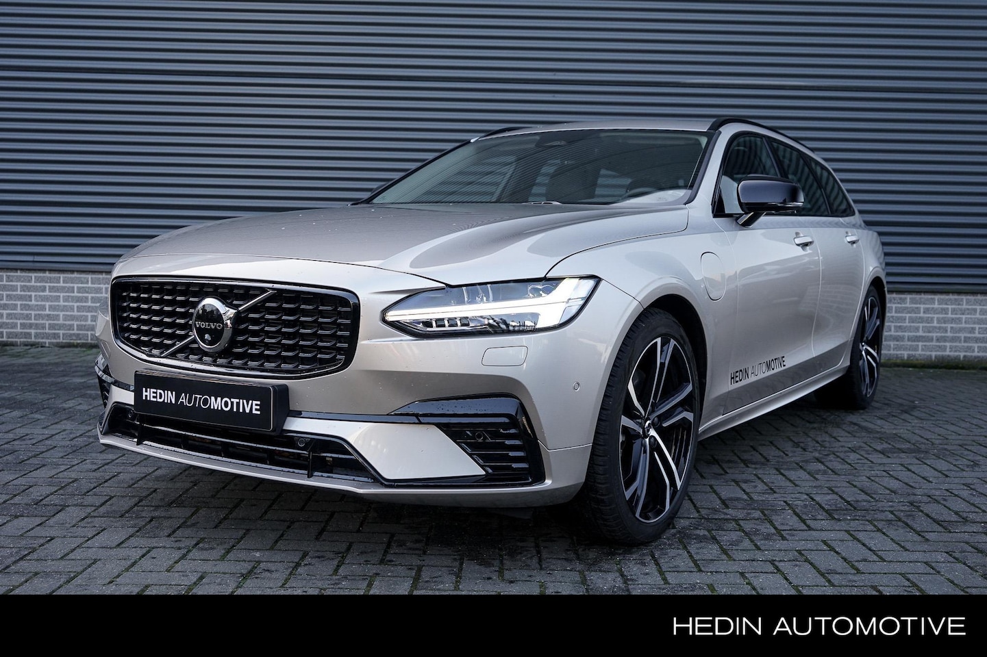 Volvo V90 - 2.0 T6 Plug-in hybrid AWD Ultimate Dark Volvo V90 2.0 T6 Recharge AWD Ultimate Dark | Pano - AutoWereld.nl