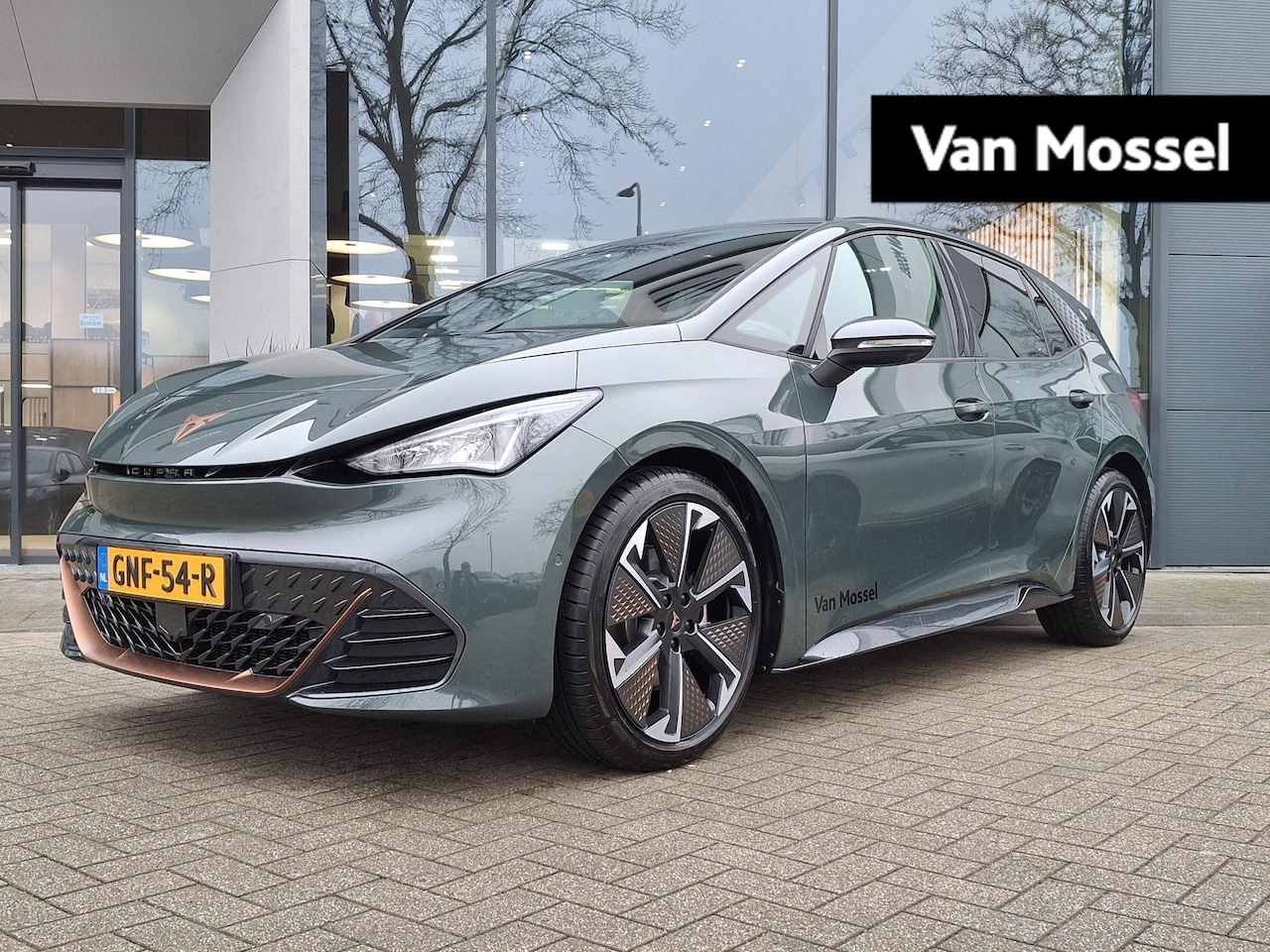 CUPRA Born - VZ 84 kWh 240 kw/326 PK | Dark forest metallic | VZ pack | Kuipstoelen | 20 inch velgen - AutoWereld.nl