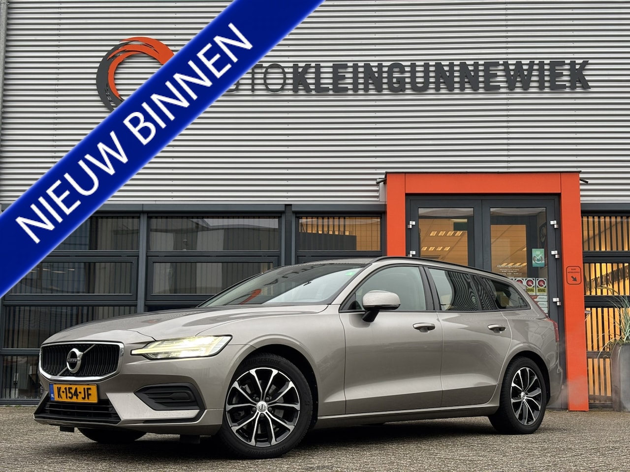 Volvo V60 - 2.0 B3 Momentum / NL Auto / Wegklapbare Trekhaak / Android Auto/ Apple Carplay / - AutoWereld.nl