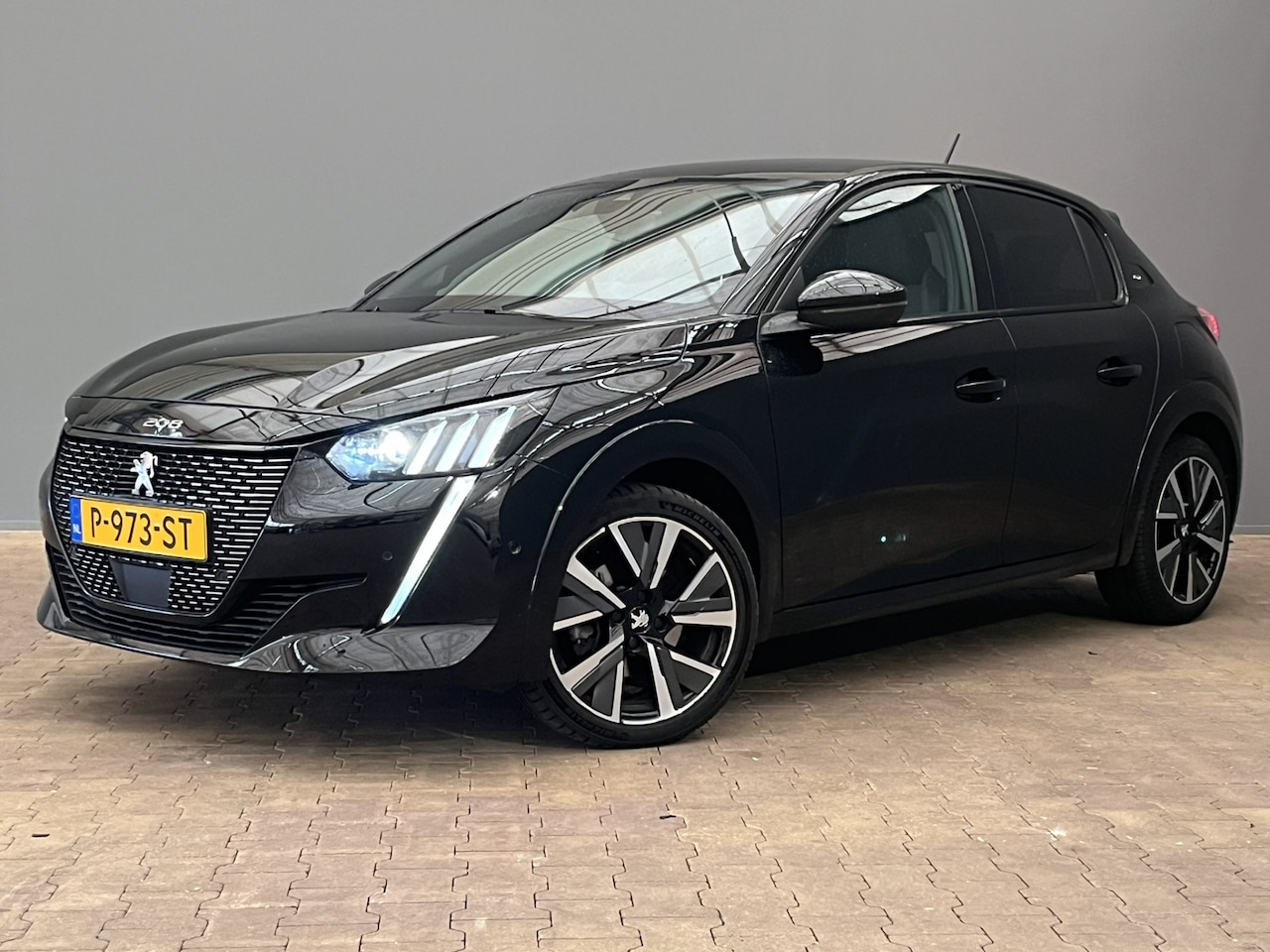 Peugeot 208 - 1.2 100PK GT | Camera | DAB+ | 3D-Dash | 17'' Lichtmetaal | Clima | Bluetooth | Getint gla - AutoWereld.nl