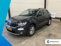 Volkswagen T-Roc - 1.0 TSI 110 pk Style | Achteruitrijcamera | Navigatie | Trekhaak |