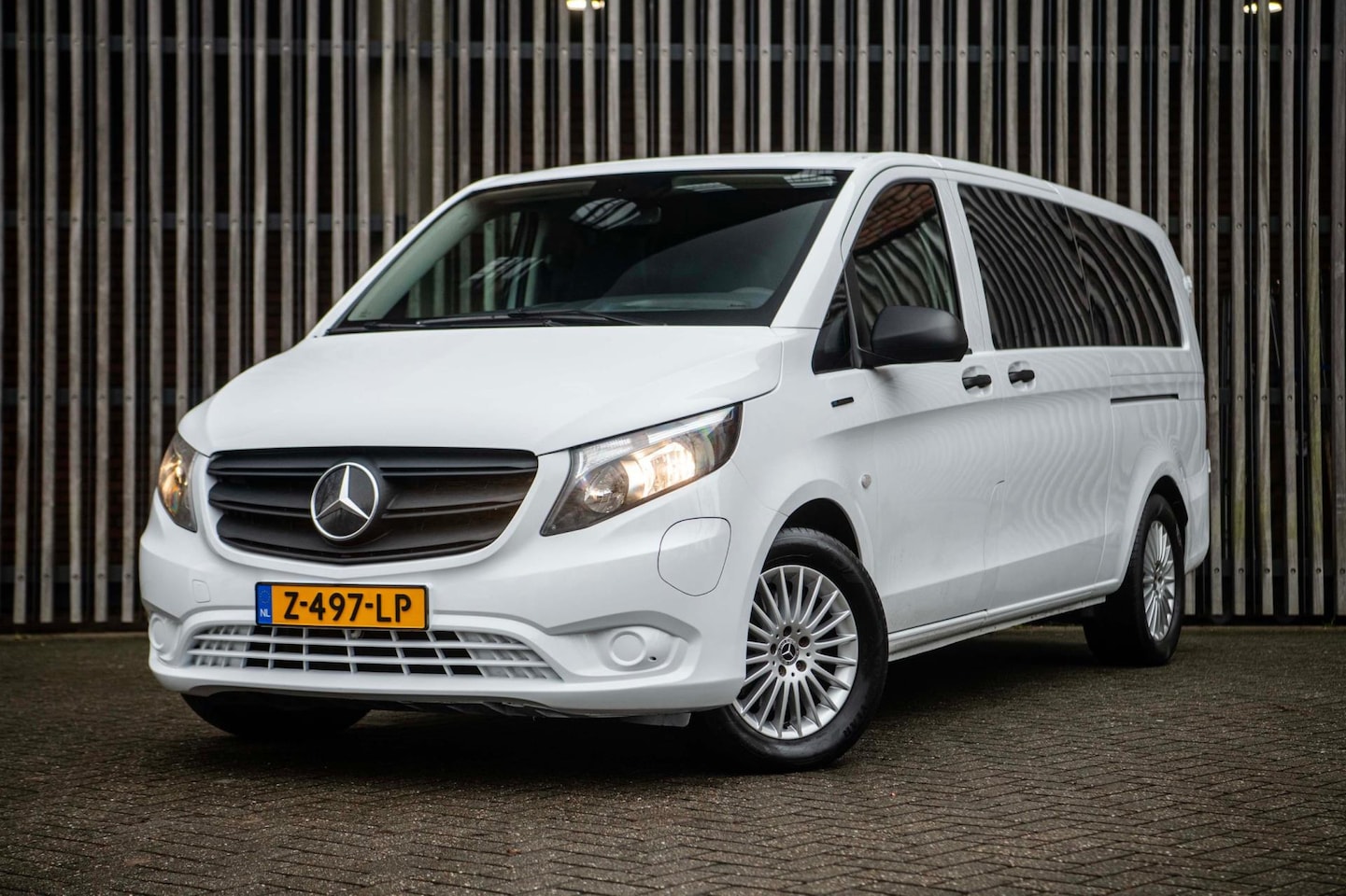 Mercedes-Benz eVito Tourer - PRO L3 90 kWh 9-Persoons |EX BTW| ClimateControl|2x Elektr. Deur|Navi|Camera|Carplay| - AutoWereld.nl