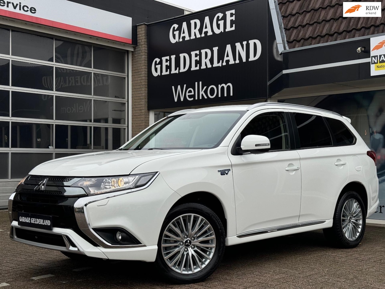 Mitsubishi Outlander - 2.4 PHEV S-Edition | Bi-Xenon | Full-Led | Leder/Alc. | Apple/Android | Trekhaak | Camera - AutoWereld.nl