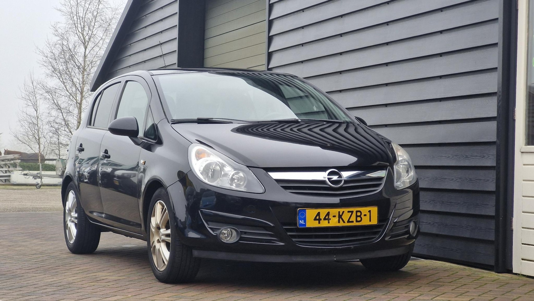 Opel Corsa - 1.4-16V '111' Edition 1.4-16V '111' Edition (APK 6-3-2026 / Airco / Cruise / Trekhaak) - AutoWereld.nl