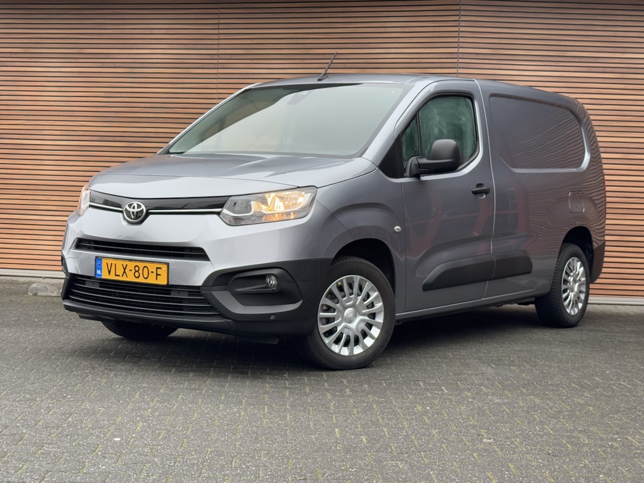 Toyota ProAce City - 1.5 D-4D Navigator Long 130 PK ! Navi / Camera / Trekhaak / Cruise enz - AutoWereld.nl