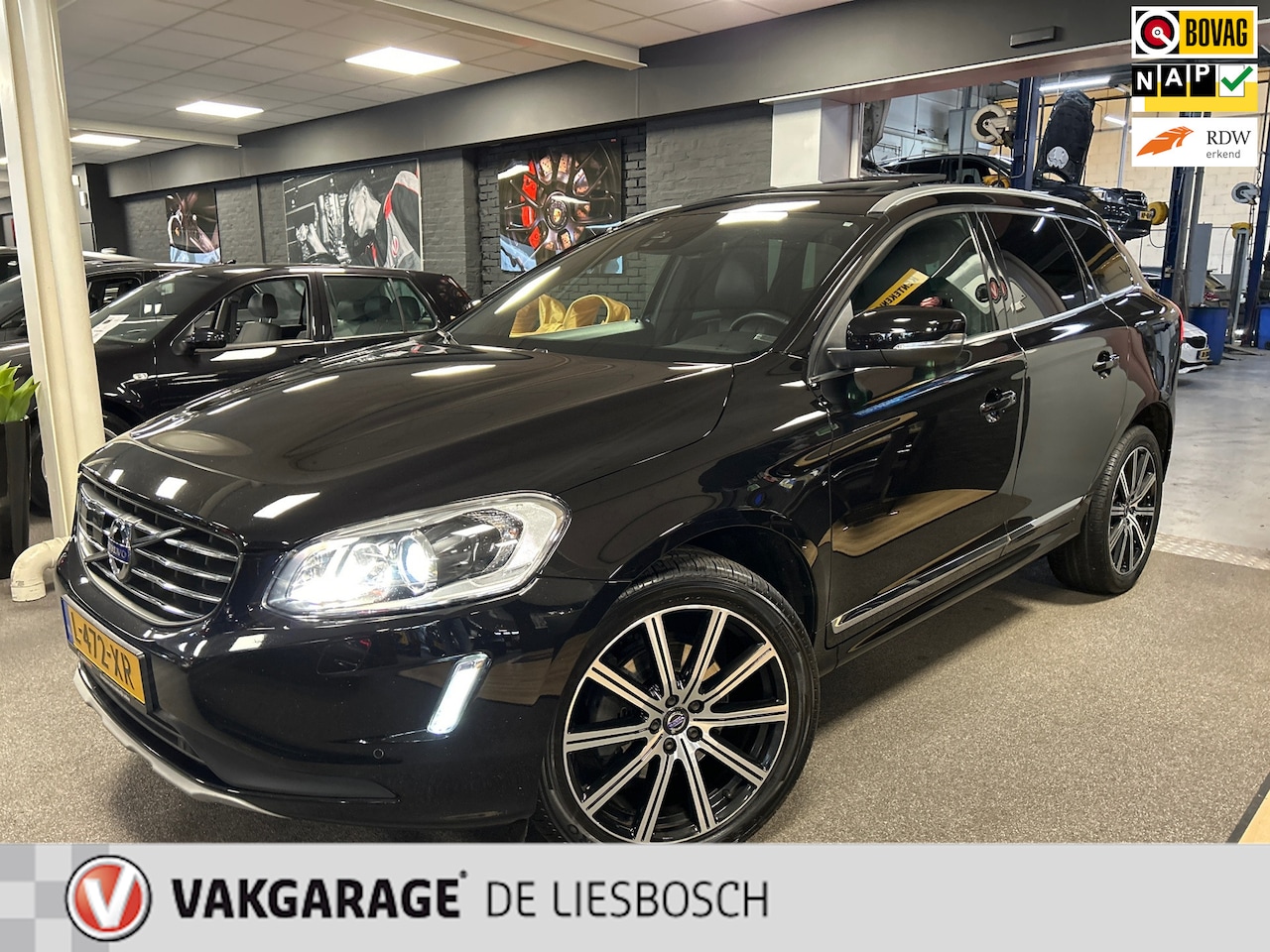 Volvo XC60 - 2.0 T5 Kinetic 2.0 T5 Kinetic,leer,pano,navi,camera,memory,boeken,lane assist,dode hoek - AutoWereld.nl