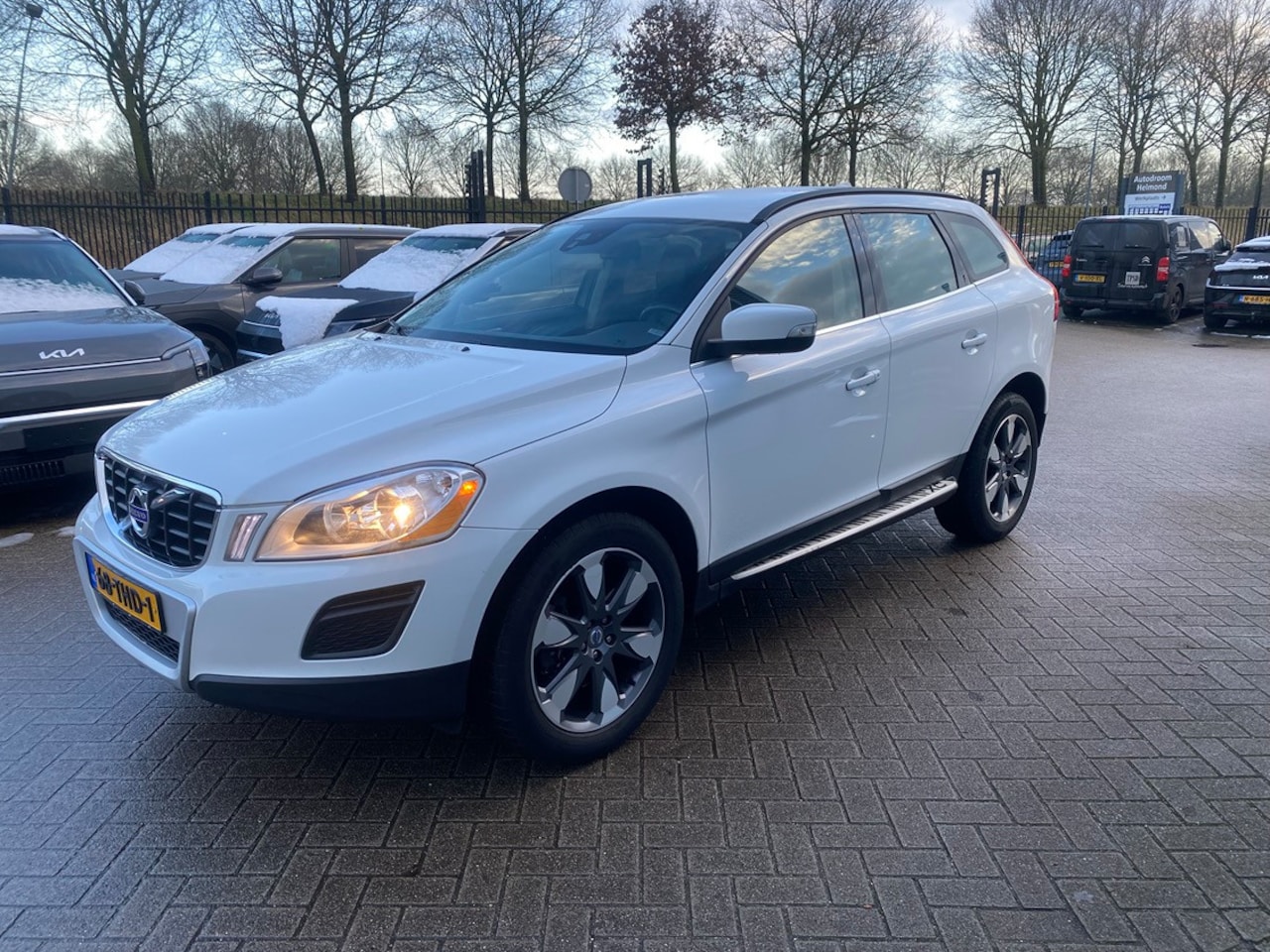 Volvo XC60 - 2.0 T5 Momentum // Automaat // Leder // Trekhaak // Sidesteps Perfecte Staat info Roel 049 - AutoWereld.nl