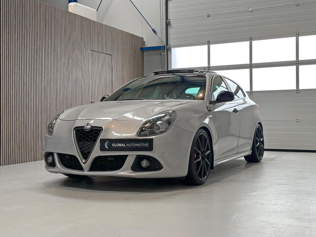 Alfa Romeo Giulietta - 1.7 TBi Quadrifoglio Verde - SCHAALSTOELEN - PARELMOER - 19'' Ti Velgen - AutoWereld.nl