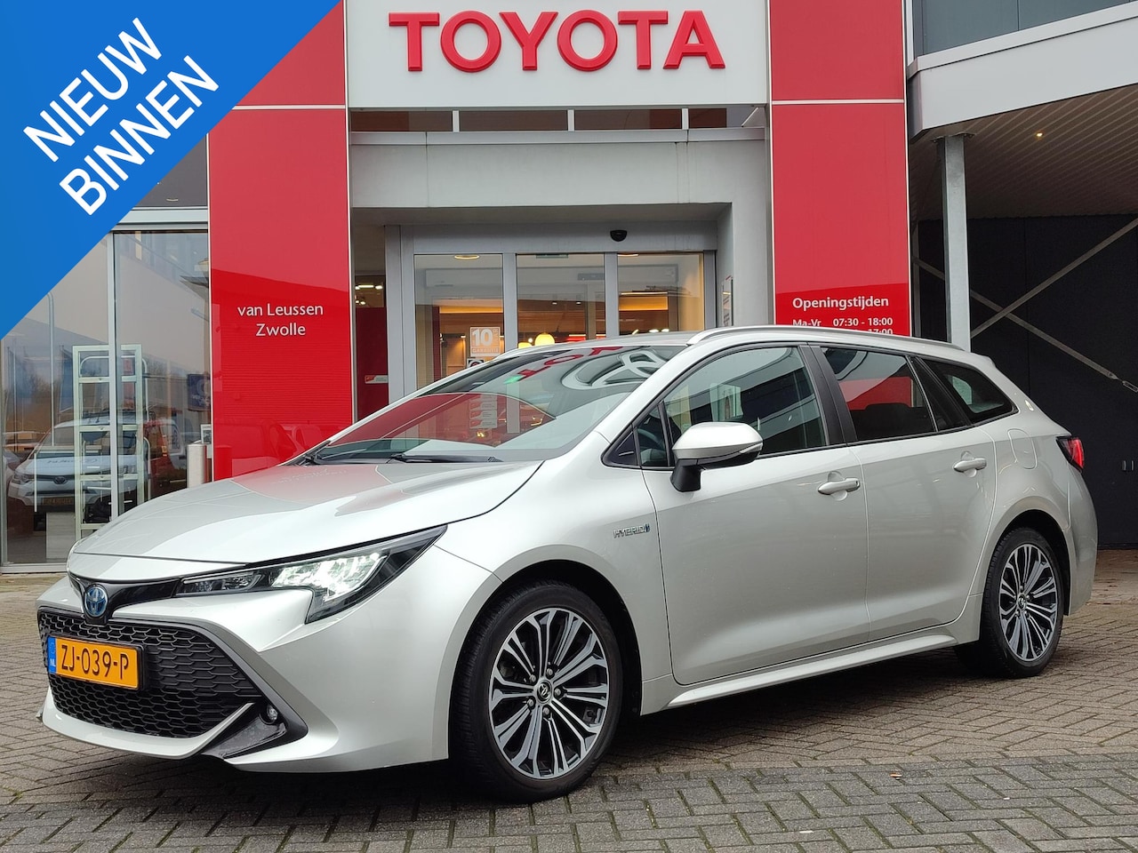 Toyota Corolla Touring Sports - 1.8 Hybrid First Edition TREKHAAK 4S-BANDEN APPLE/ANDROID NAVI 17' LM-VELGEN AD-CRUISE CLI - AutoWereld.nl