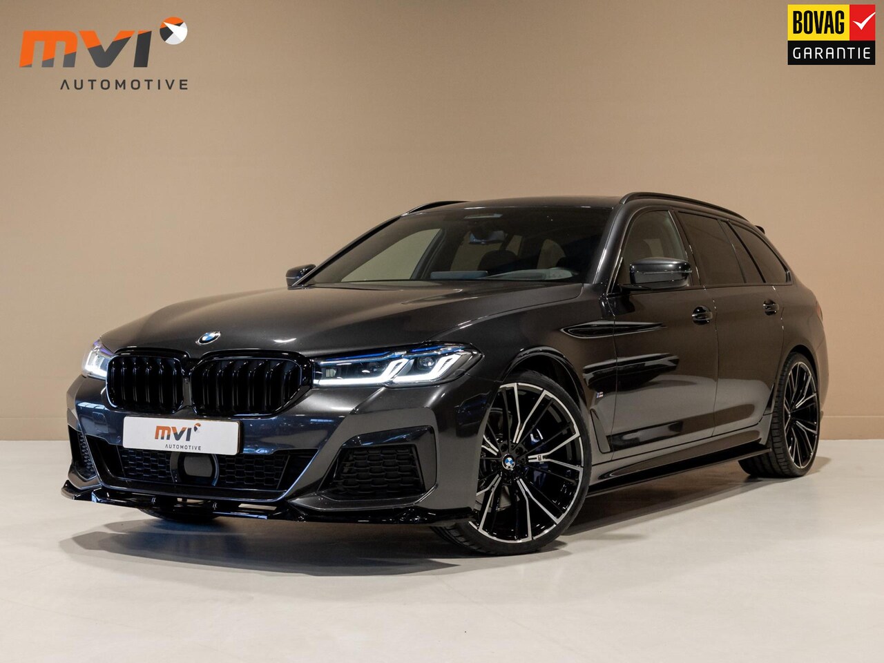 BMW 5-serie Touring - 530i xDrive High Executive M pakket / 252pk / Maxton / Panoramadak / Side assist / Head-up - AutoWereld.nl