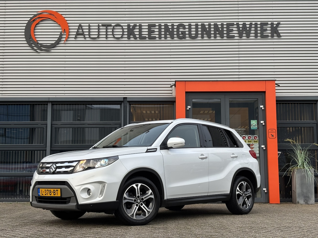 Suzuki Vitara - 1.6 High Executive / Achterruitrijcamera / Navi / Trekhaak Afneembaar / Schuifkanteldak / - AutoWereld.nl