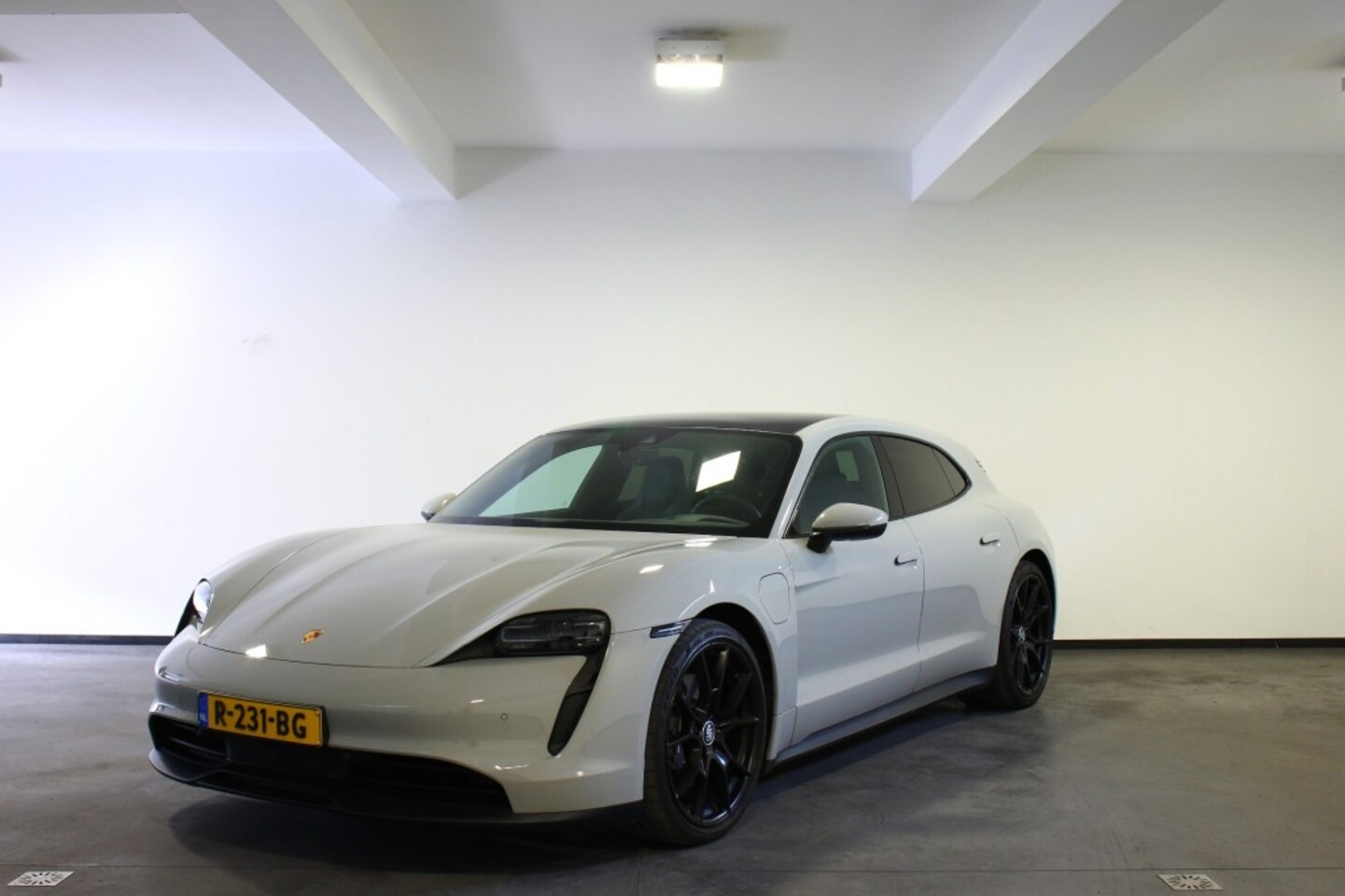 Porsche Taycan - 79 KWH - AutoWereld.nl