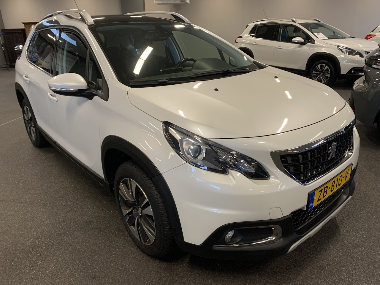 Peugeot 2008 - 1.2 PureTech Allure AUTOMAAT 110 PK NAVIGATIE-CLIMATE CONTROL-PANORAMADAK-PARKEERSENSOREN - AutoWereld.nl