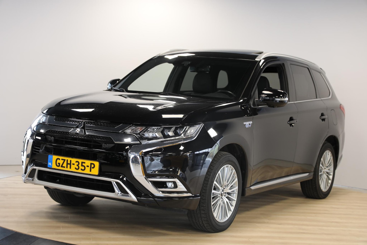 Mitsubishi Outlander - 2.4 PHEV Instyle | Trekhaak | Schuif- opendak | Leer - AutoWereld.nl