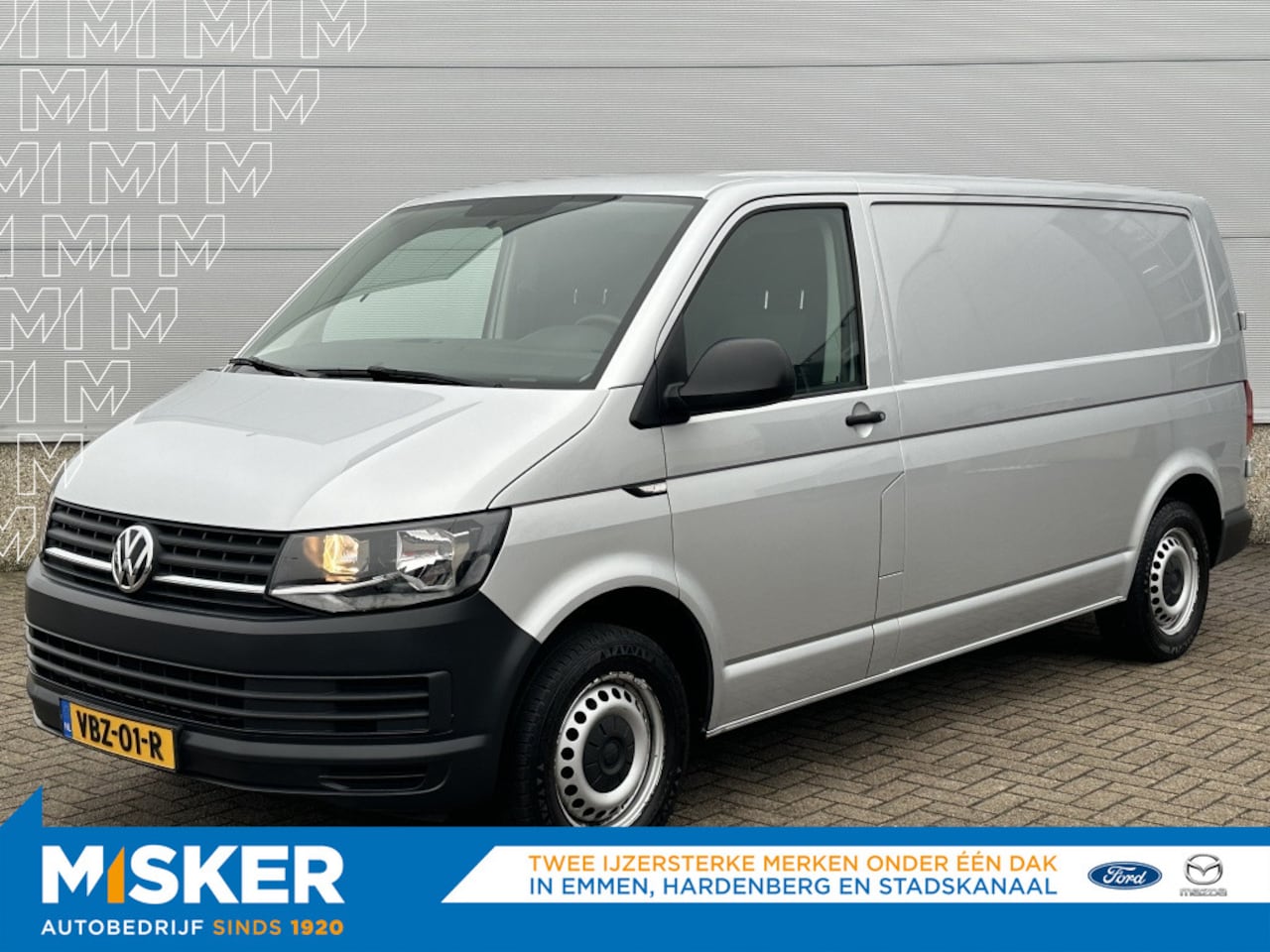 Volkswagen Transporter - 2.0 TDI L2H1 Trendl. TREKHAAK! CAMERA! AIRCO! BLUETOOTH! - AutoWereld.nl