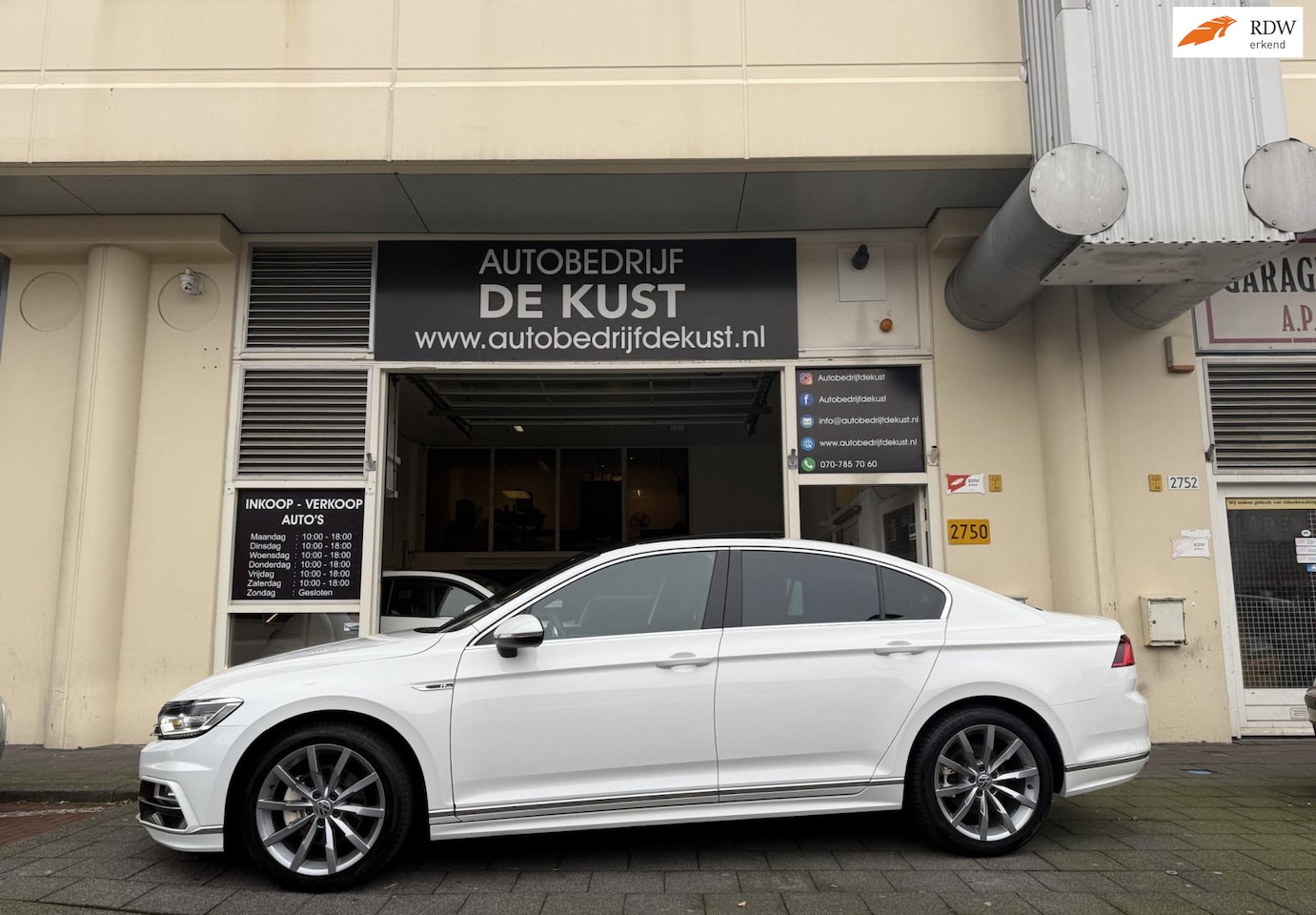 Volkswagen Passat - 2.0 TSI DSG 2016 R-Line Pano ACC Leder Navi - AutoWereld.nl