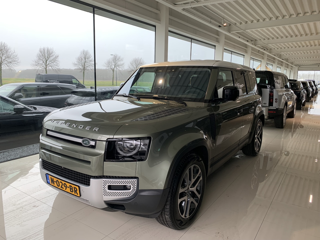 Land Rover Defender - P400e Trekhaak | Pangea Green | Wit dak - AutoWereld.nl