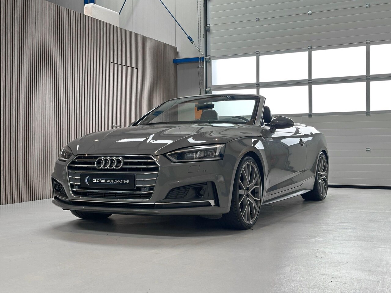 Audi A5 Cabriolet - 45 TFSI quattro Sport S Line Edition - QUANTUM GREY - NEKVERWARMING - 19'' - AutoWereld.nl