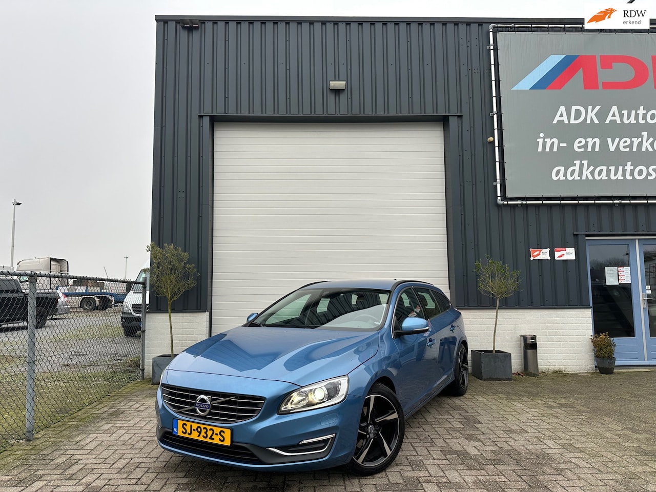 Volvo V60 - 2.0 D4 Summum NAVI/CRUISE/XENON/PDC/TREKHAAK - AutoWereld.nl