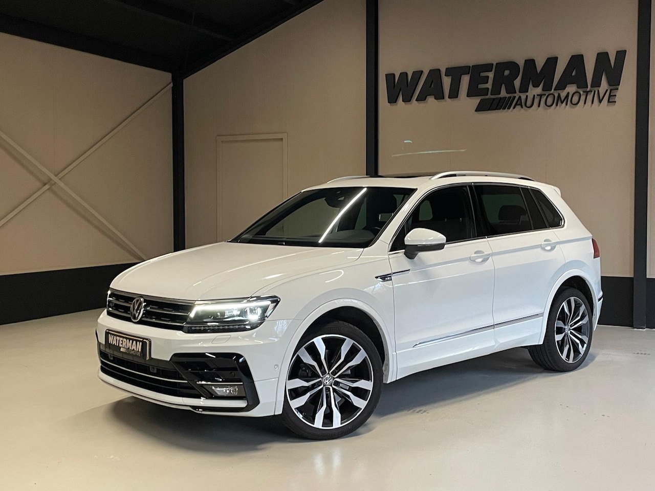 Volkswagen Tiguan - 2.0 TSI 220PK 4Motion Highline R-line DSG/PANO/CAMERA/TREKHAAK - AutoWereld.nl