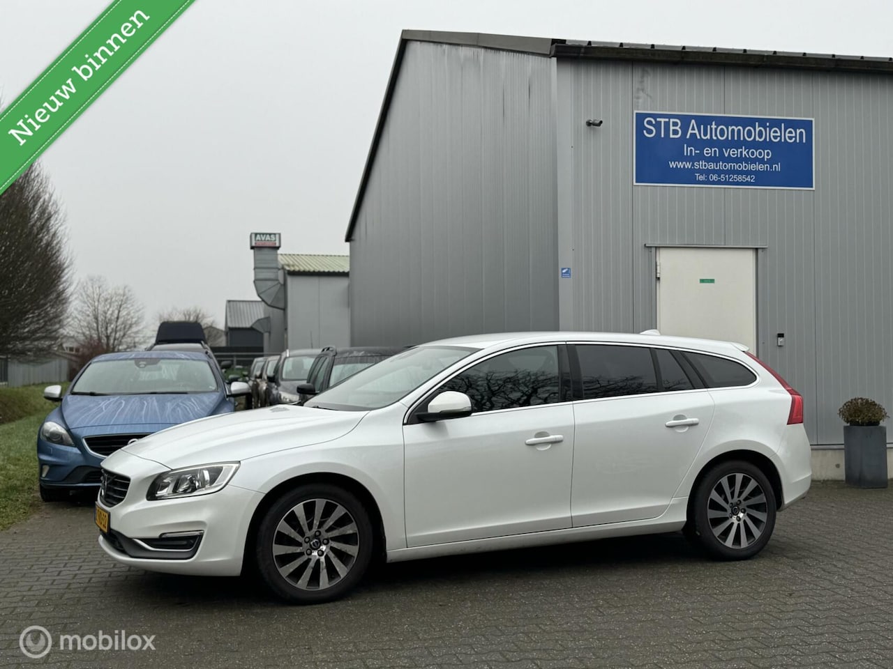 Volvo V60 - 2.0 D4 Summum 2.0 D4 Summum, Leer, Navi - AutoWereld.nl