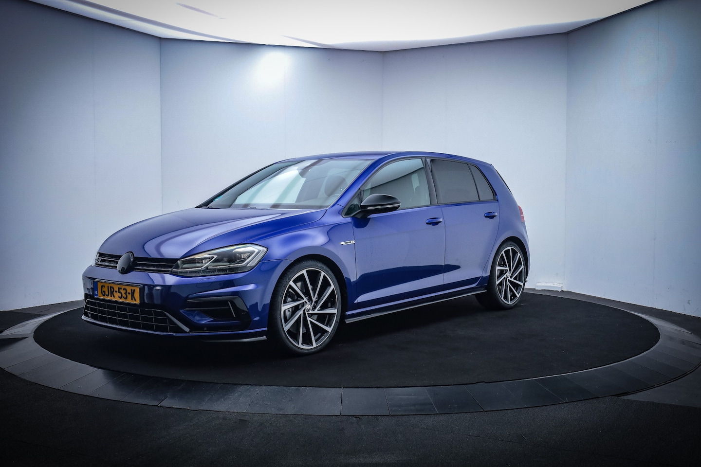 Volkswagen Golf - 2.0T 300Pk R 4Motion AKRAPOVIC/DCC/DIGI.DASH/DYNAUDIO/GR.NAVI/CAMERA/APP.CONN/ADAPTIEF - AutoWereld.nl