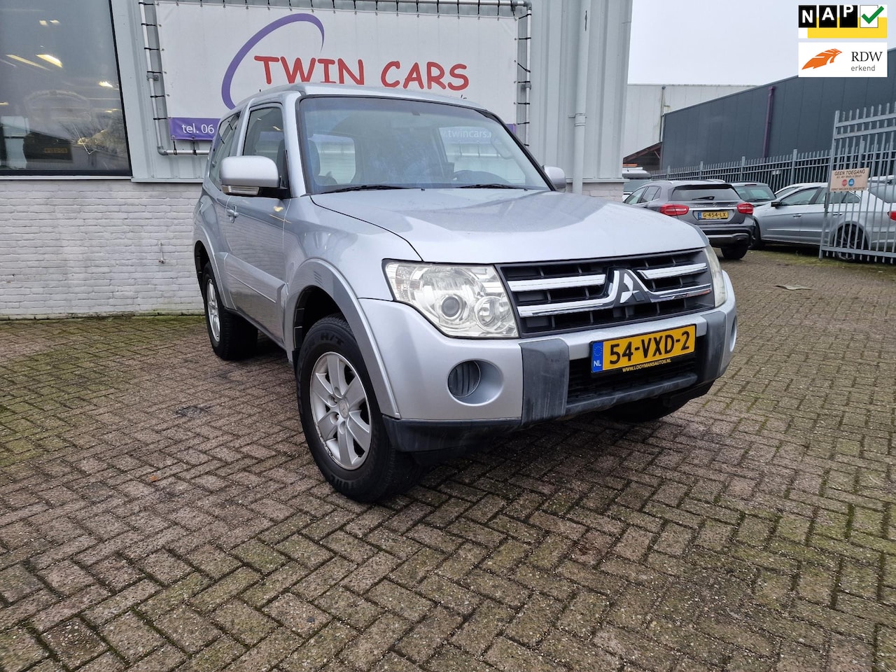 Mitsubishi Pajero - 3.2 DI-D Invite High Roof Van Automaat Airco 4x4 - AutoWereld.nl