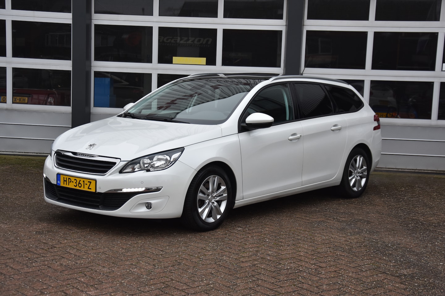 Peugeot 308 SW - 1.2 PureTech Blue Lease Executive - AutoWereld.nl