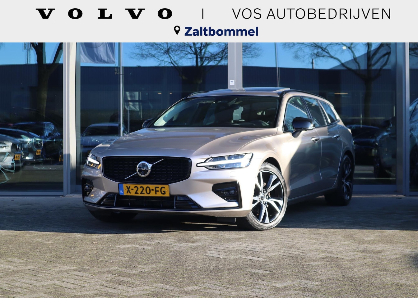 Volvo V60 - 2.0 B3 Ultimate Dark | Schuif-/ kanteldak| 360* Camera| Keyless Entry| All- Season banden| - AutoWereld.nl