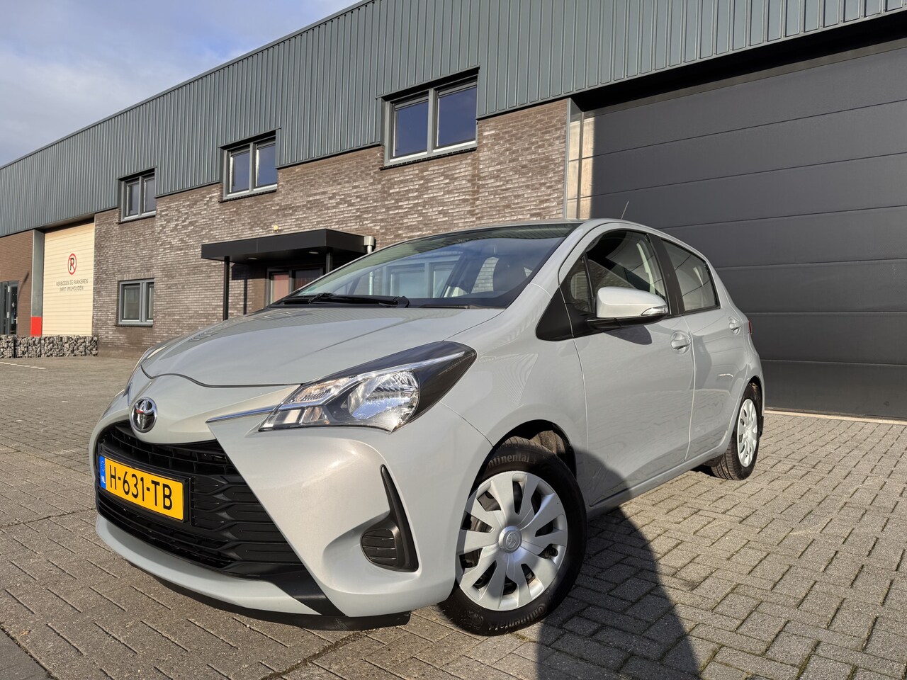 Toyota Yaris - 1.5 VVT-i Comfort | 1E EIGENAAR | 12MND GARANTIE | AIRCO | TREKHAAK | - AutoWereld.nl