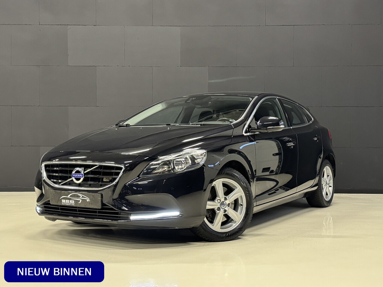 Volvo V40 - 1.6 T4 Momentum 180PK Automaat | 1e eigenaar | Goed onderhouden | Navi | Afn. trekhaak | C - AutoWereld.nl